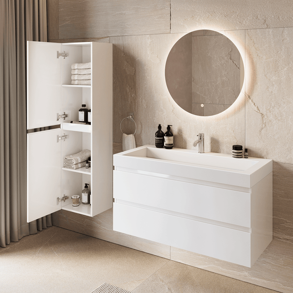 Modernes Badezimmer mit weißem Waschtischunterschrank, hohem Wandschrank mit offenen Türen und rundem Spiegel mit Beleuchtung auf Natursteinfliesen.