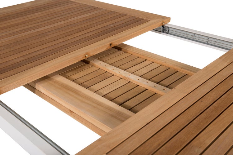 Detailansicht eines ausziehbaren Gartentisches aus Holz mit Metallgestell