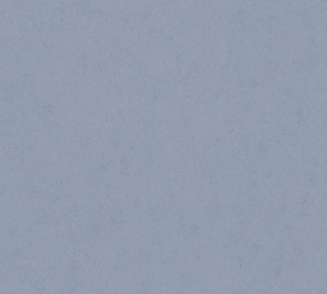 Dekorative Szene mit Hängelampe, Drahtkorb und Büchern auf einem Tisch vor einer Wand