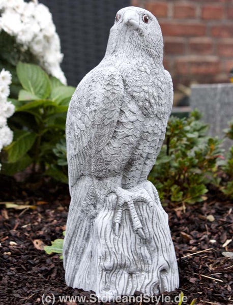 Steinfigur Falke aus witterungsbeständigem Steinguss als Garten Dekoration