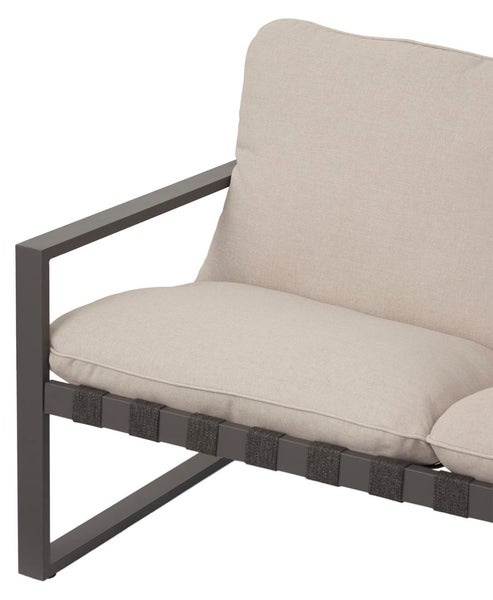 Detailansicht eines Gartensofas mit Metallrahmen und gepolsterten Kissen