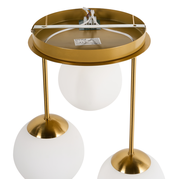 Deckenleuchte mit drei Lampen und goldenen Details