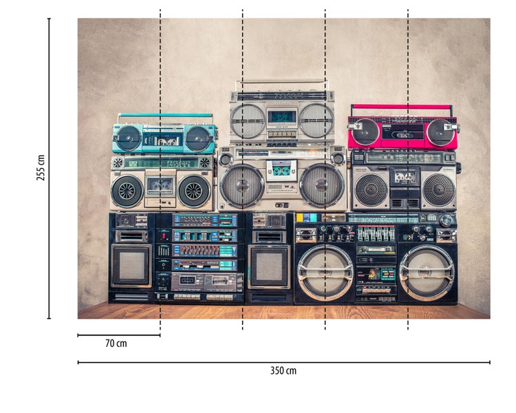 Fototapete mit einem Motiv aus gestapelten Retro-Radiorekordern. Maße: 350 mal 255 Zentimeter.