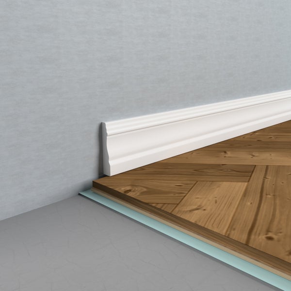 Darstellung eines Raumes mit Holzboden, Sockelleiste und Wand.