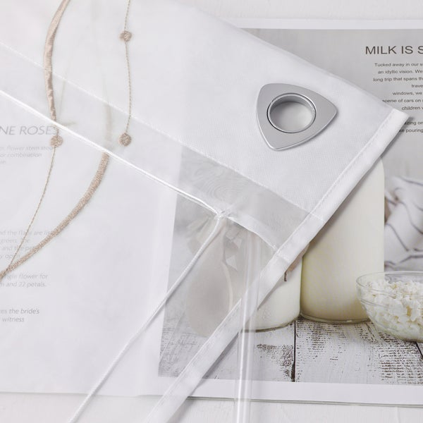 Weiße Gardine mit Ösenaufhängung