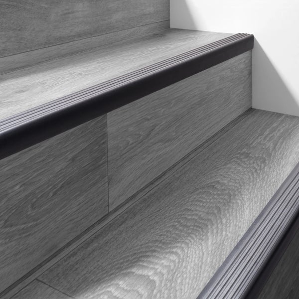 Treppe mit grauer Holzoptik und Treppenkantenprofil