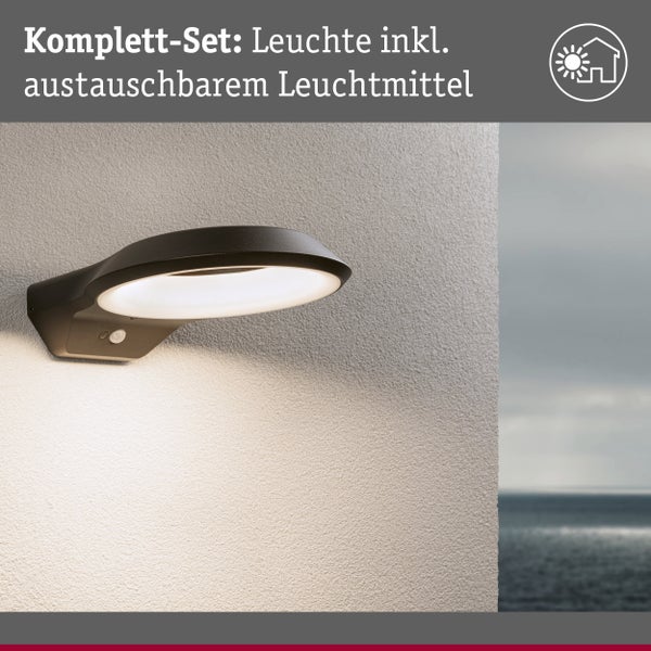 Modernes Schiebetor aus Metall mit horizontalen Lamellen und dekorativen Mustern, installiert zwischen zwei Pfeilern.
