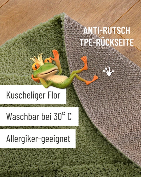 Aufgerollte grüne Badematte mit weicher strukturierter Oberfläche