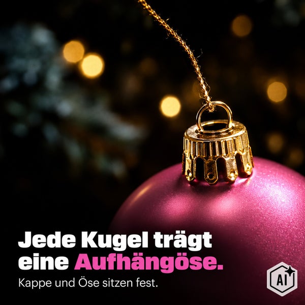 Weihnachtskugel mit stabiler Aufhängeöse und Kappe vor verschwommenem Hintergrund