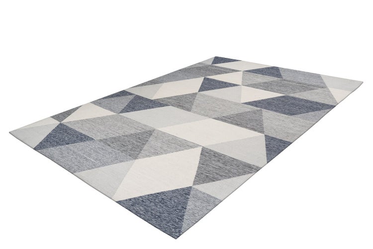 Kurzflor Teppich mit geometrischem Dreiecksmuster in Blau, Grau und Beige.