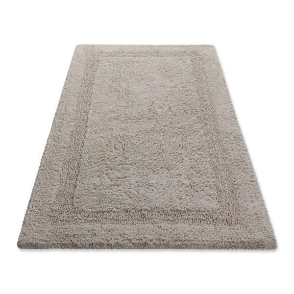 Weicher Badeteppich mit Hochflor, rechteckiger Form und umlaufender Bordüre.