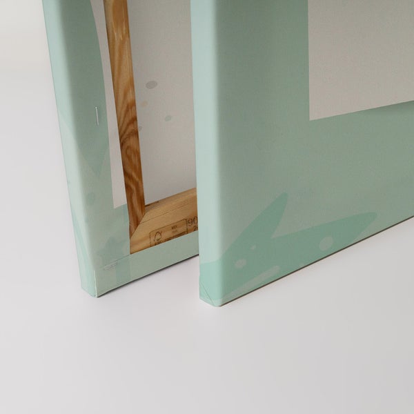 Nahaufnahme zweier Leinwände mit Holzrahmen