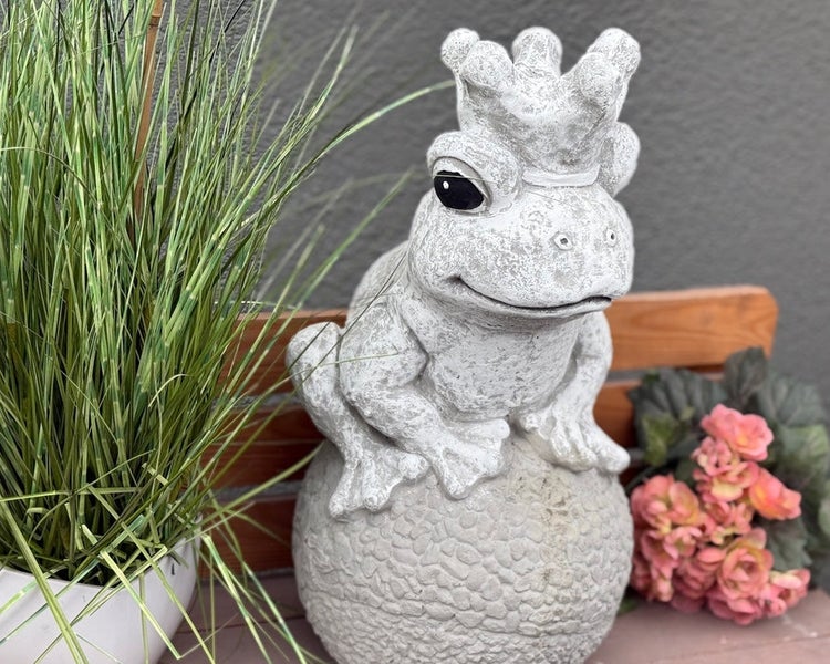 Gartenfigur Froschkönig aus Steinguss, Frosch mit Krone sitzend auf einer Kugel