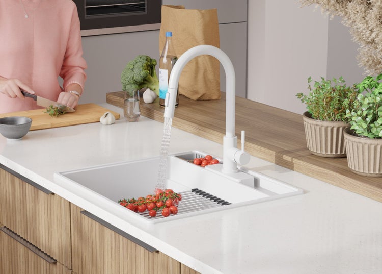 Küchenszene mit Spüle, Armatur und Gemüse