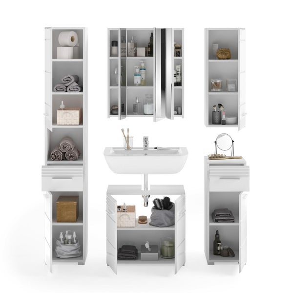 Weißes Badezimmermöbel-Set bestehend aus Hochschrank, Spiegelschrank, Waschbecken mit Unterschrank und Beistellschränken.