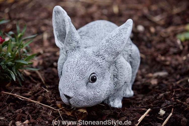Dekorative Gartenfigur eines Hasen aus witterungsbeständigem Steinguss zur Gartengestaltung.