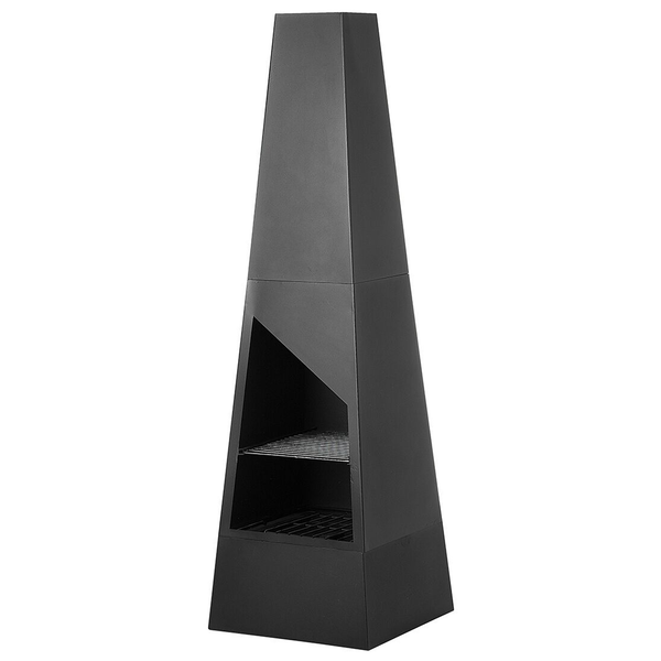 Schwarzer Gartenkamin aus Metall in Pyramidenform mit Grillrost.