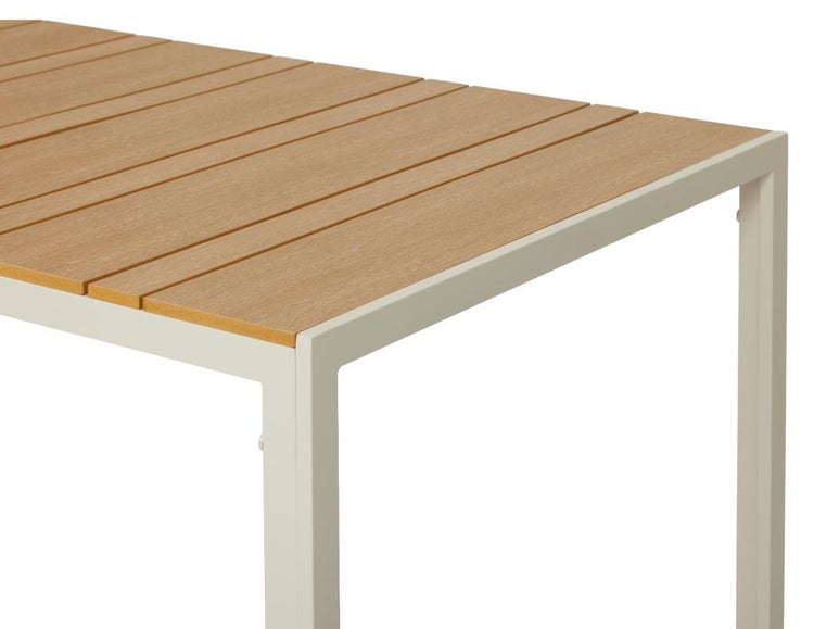 Gartentisch mit Metallgestell und Tischplatte aus Kunststofflatten in Holzoptik.
