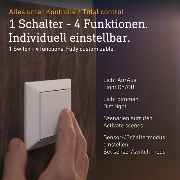 Hand bedient einen konfigurierbaren Smart Home Lichtschalter mit vier Funktionen für Lichtsteuerung und Szenenaktivierung an einer Holzwand.