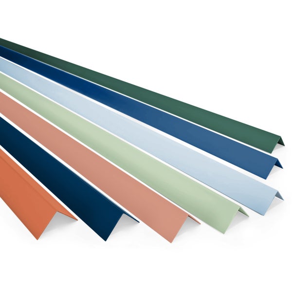 Mehrere farbige Eckprofile aus Metall
