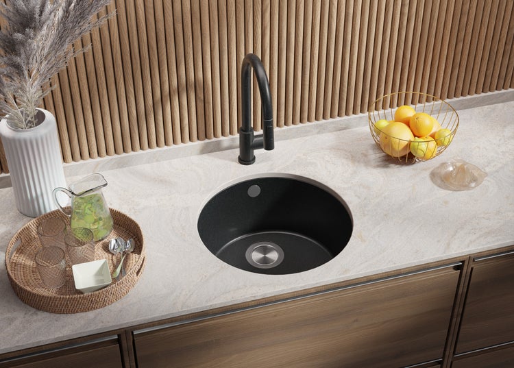 Küchenspüle mit Armatur auf Arbeitsplatte mit Accessoires