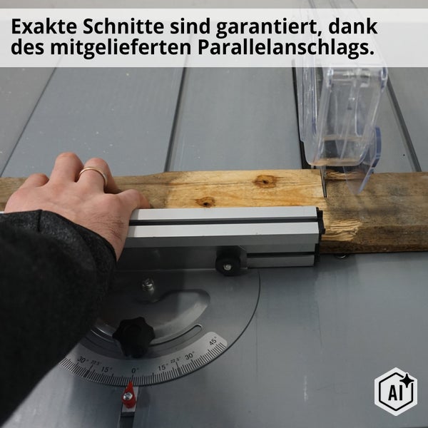 Hand beim Sägen eines Holzstücks mit einem Parallelanschlag auf einer Tischkreissäge