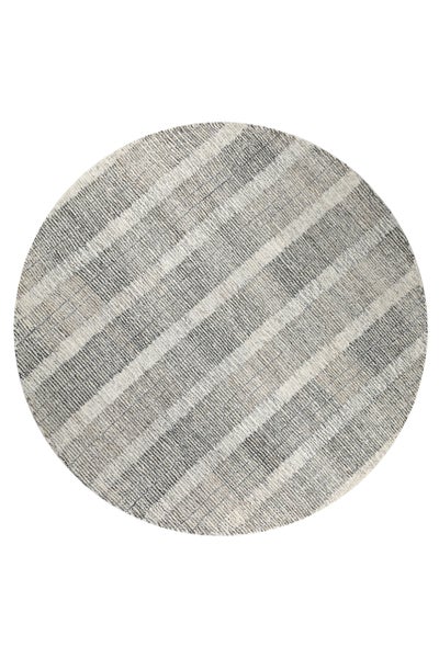 Runder Teppich mit gestreiftem Muster in Grau und Beige.