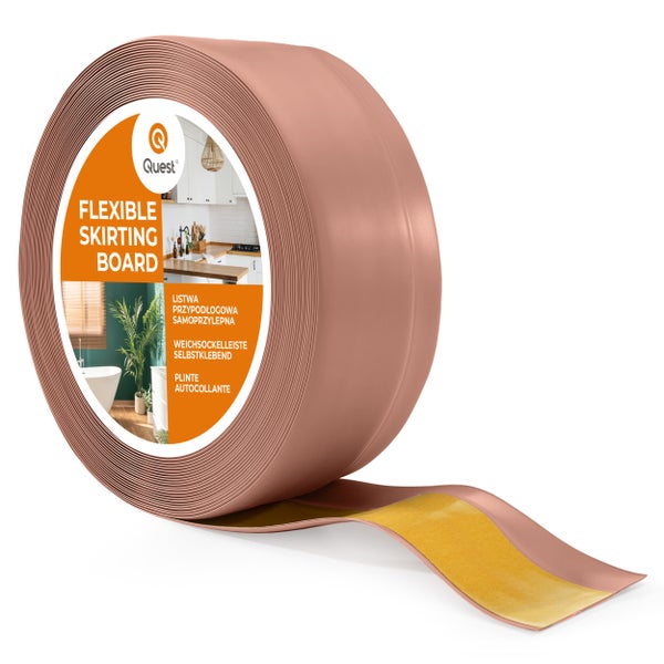 Rolle mit selbstklebender Weichsockelleiste von Quest zur Bodenabschlussgestaltung im Innenbereich.