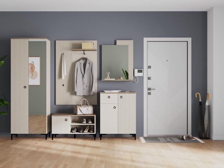 Eingangsbereich mit Garderobenschrank, Paneel, Spiegel, Schuhschrank und Haustür
