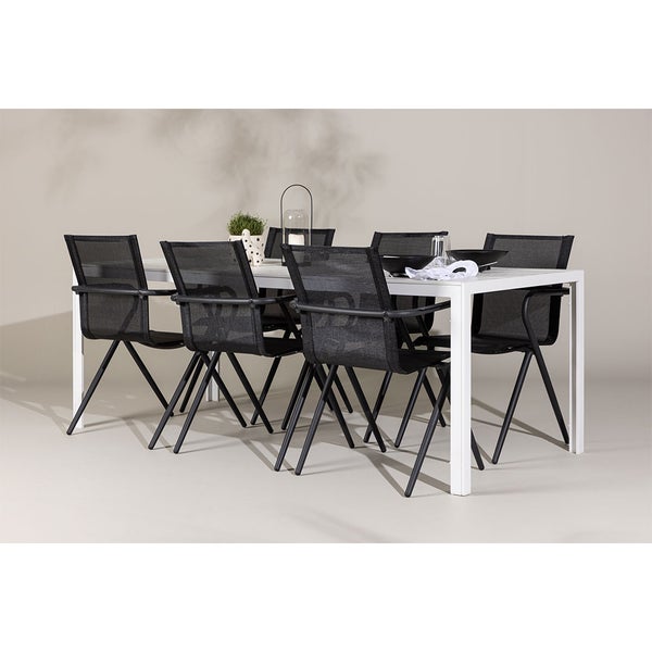 Gartenszene mit weißem Gartentisch und sechs schwarzen Gartenstühlen