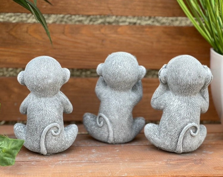 Drei Affen Figuren aus Stein für die Gartendekoration, sitzend und rückseitig dargestellt.