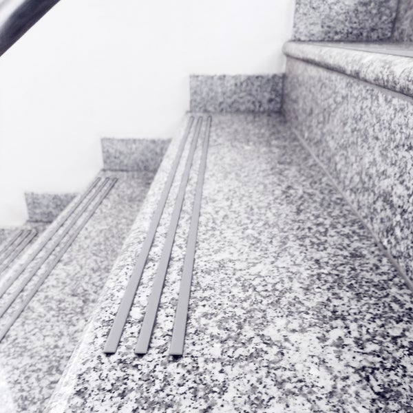 Treppe mit Antirutschstreifen für mehr Sicherheit
