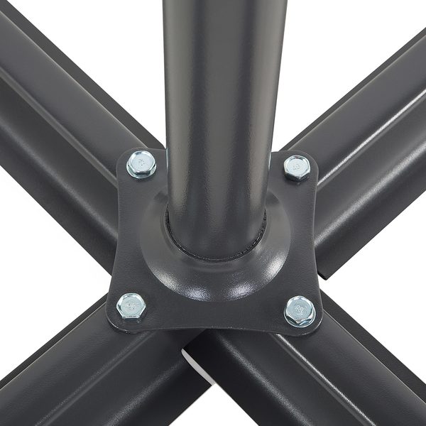 Detailansicht eines Sonnenschirmständers mit Kreuzfuß aus Metall und einem Standrohr, das mit vier Schrauben befestigt ist.