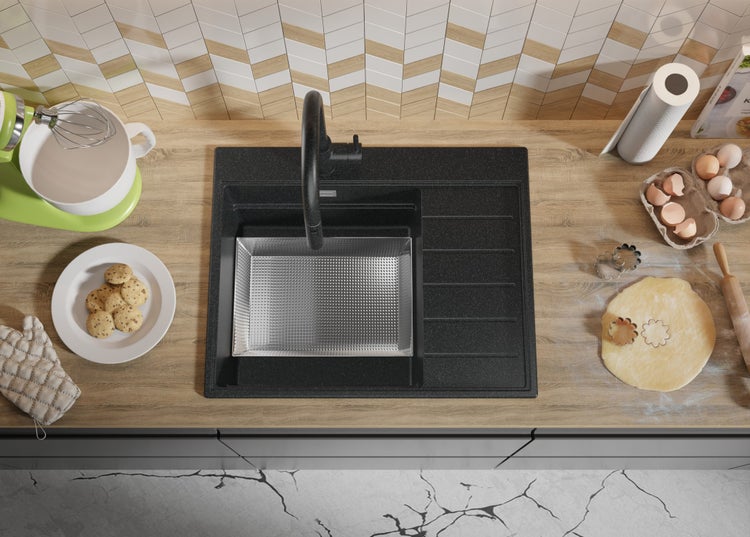 Küchenspüle mit Armatur, Abtropffläche, Gebäck und Küchenutensilien auf einer Küchentheke