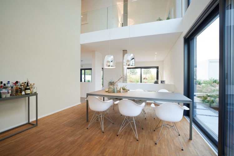 Szene mit einem Sofa, Kissen, einer Decke und einem hölzernen Armlehnen-Tablett mit einer Tasse darauf