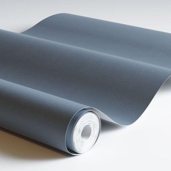 Schlafzimmer mit floraler Tapete, Bett und Nachttischen