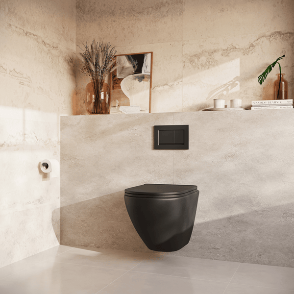 Modernes wandhängendes WC in mattem Design mit passender Betätigungsplatte vor einer beigen Natursteinwand in einem eleganten Badezimmer.