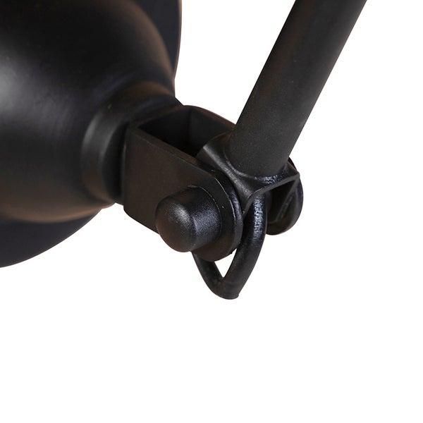 Detail einer schwarzen Wandleuchte, das die Befestigungselemente zeigt