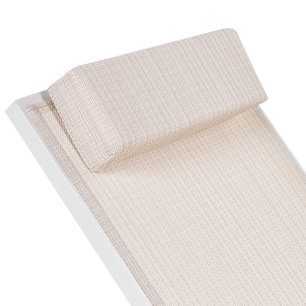 Detailansicht einer Gartenliege mit hell gepolsterter Auflage und Kopfstütze.