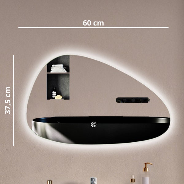 Organisch geformter Wandspiegel mit LED Beleuchtung, Touch Schalter und Maßen 60 mal 37,5 Zentimeter für das Badezimmer.
