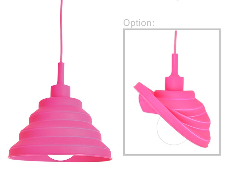 Kinderzimmer mit Bett, Moskitonetz, Stofftieren und Pendelleuchte