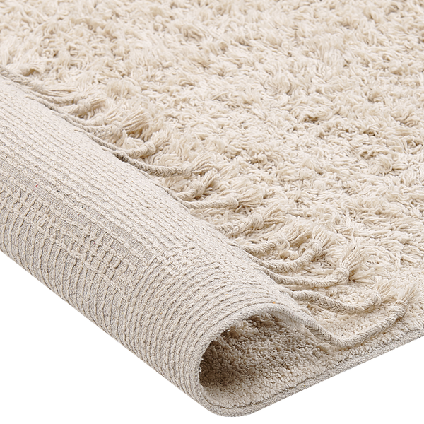 Hochflor-Badematte mit gedrehten Fransen und gewebter Rückseite.