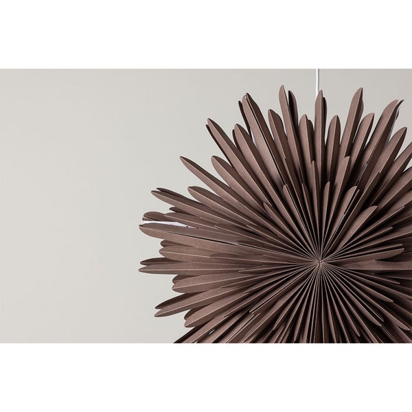 Möbelscharnier an einer Holztür befestigt