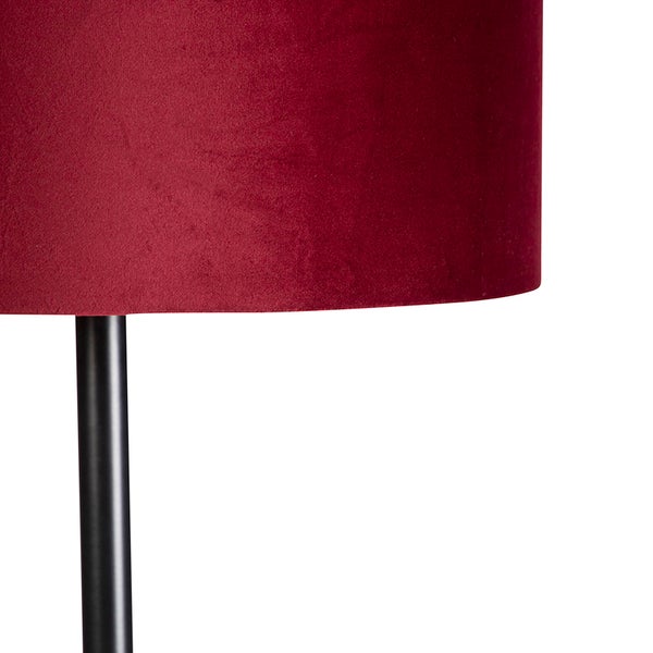 Detail einer Stehlampe mit Lampenschirm und Lampenfuß
