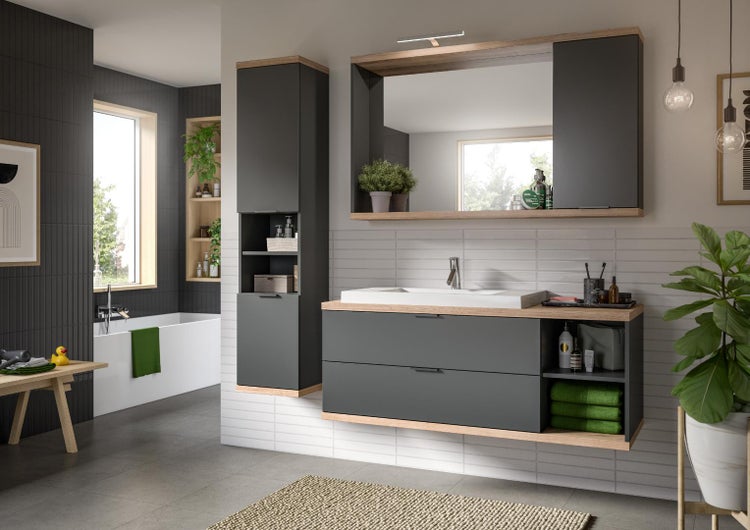 Modernes Badezimmer mit grauen Möbeln, Waschtisch, Spiegel und Stauraum