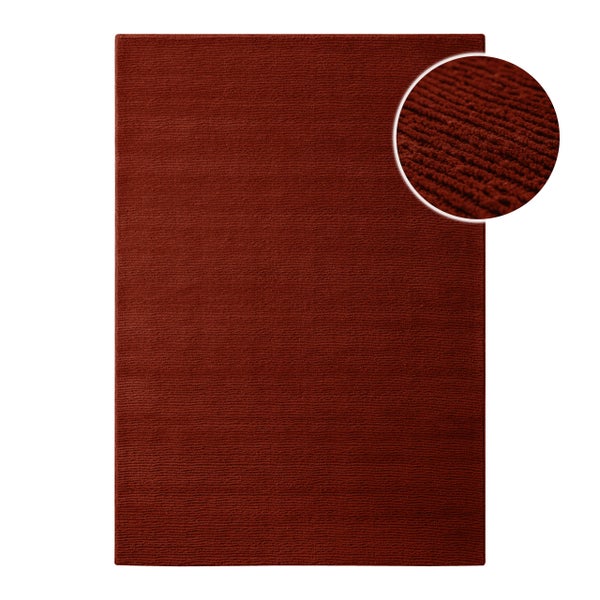 Roter rechteckiger Teppich mit gerippter Oberflächenstruktur.