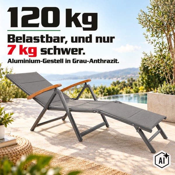 Gartenliege mit Aluminium Gestell und Holz Armlehnen auf einer Terrasse vor einem Pool stehend.
