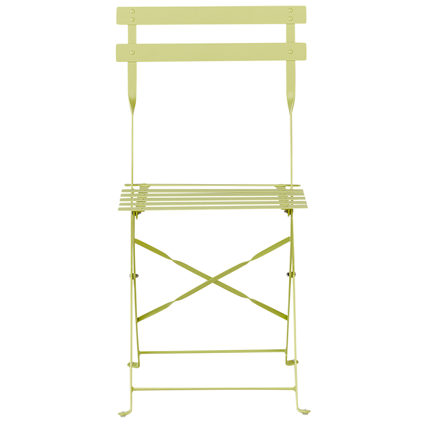 Gartenszene mit einem runden Klapptisch und zwei Klappstühlen auf einer Holzterrasse vor einer grünen Wand