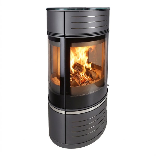 Moderner Kaminofen mit Sichtfenster und brennendem Holzfeuer