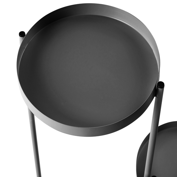 Handwerker mit Akkuschrauber bei Montagearbeiten